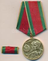 Románia 1962. "A mezőgazdaság kollektivizálásának bejezése" aranyozott fém emlékérem mellszalagon szalagsávval eredeti tokban T:2 Romania 1962. "Medal in Commemoration of the Completion of the Collectivisation of Agriculture" gold plated metal medal with ribbon and miniature ribbon in case C:XF