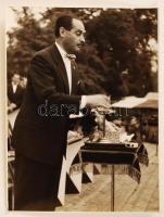 cca 1940-1950 Rodolfo (Gács Rezső) bűvész, kiváló és érdemes művész mutatványa, 8x11 cm