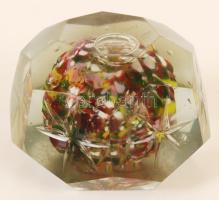 3 db üveg levélnehezék, belsejében színes üvegvirágokkal, apró sérülésekkel, m: 4, 6 és 8 cm