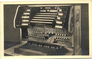 Szeged, Fogadalmi székesegyház orgonájának játszóasztala