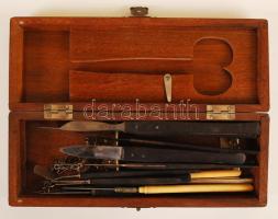 Hunnia Műszertár szerszámkészlet fa dobozban, az olló hiányzik belőle, 20x7x4 cm