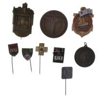 18db vegyes magyar és külföldi jelvény és emlékérem, közte Matskássy Gyula (1912-1971) 1938. "Bajnoki Érem / Magyar Pénzintézeti Sportegyletek Ligáj - Céllövő Cs.Fekvő Testh. III. 1938" Br díjérem (40mm), "1849 Isaszeg" jelvény, "PDP" jelvény, szovjet tengeralattjáró jelvény replika T:vegyes