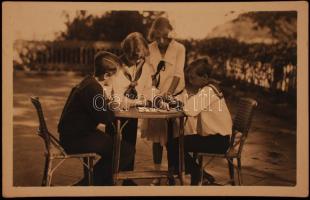 1924 IV. Károly király gyermekei, köztük Habsburg Ottó. Heinrich Schuhmann fotólapja / Children of Emperor Karl. Photo postcard