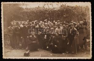 1944 Bori zsidó munkaszolgálatosok az Aradra visszaérkezés napján. Fotólap. / Arad, jewish labour servicemen returning from camp.