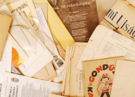 Nagy vegyes nyomtatvány és okmány hagyaték tétel, benne a hanglemez lapoktól a kottákig, némi filatélia is