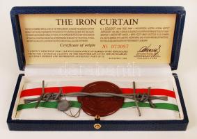 1989 Szögesdrót darab az osztrák-magyar határon húzódó vasfüggönyből, tanúsítvánnyal. / Piece of barbed wire from the Iron Curtain, once alongside the Hungarian-Austrian border, with certification.