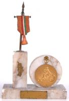 1954. "Magyar Szabadságharcos Szövetség" motoros, aranyozott bronz medál márvány talapzaton, zászló márvány talapzaton álló rúdon T:2,2-