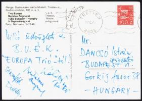 1975 Az Európa Trió zenekar tagjainak aláírása és üdvözlő sorai Dancsó István, az Országos Szórakoztatózenei Központ igazgatójának írt képeslapon.