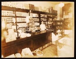 cca 1930 Gyarmatárukat árusító üzlet belseje, 25x19 cm