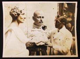 1935 Tussaud, a híres londoni viaszmúzeum tulajdonosa szobrot készít a glouhesteri hercegről és leendő feleségéről Lady Alice Scottról, sajtófotó, hátoldalon feliratozva, 20x15 cm / 1935 Bernard Tussaud, London, 20x15 cm