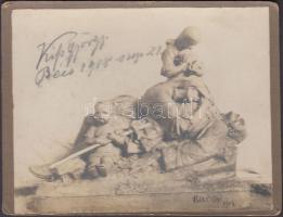 1918 Bécs, Kiss György (1852-1919) magyar szobrászművész alkotása, kartonra ragasztott fotó, feliratozva, 15x12 cm