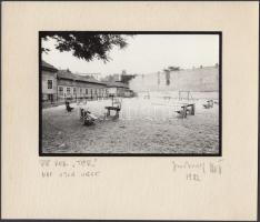 1982 Jankovszky György(1946-): Bp. VIII. ker. ismeretlen tér, feliratozva, kartonra kasírozva, 15x10 cm