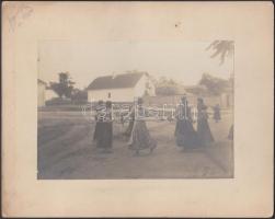 1912 Körtánc, falusi lányok játéka, feliratozva, kartonra kasírozva, fotó 17x12 cm, karton 24x19 cm