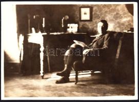 cca 1900 Mikó Béla gróf a seregélyi kastélyban az íróasztalánál, 14 éves korában, hátulján feliratozott, 7,5×10,5 cm