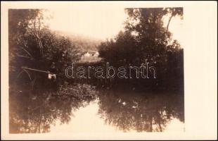 cca 1930 Halász merítőhálóval, fotó levelezőlapon, 10,5×8 cm