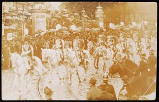 1912 Pallavicini Antal (1850-1916) őrgróf altábornagy huszárezredével Bécsben. Képeslap, hátulján az őrgróf üdvözlő soraival és aláírásával, bátyjának, Pallavicini Edének (1845-1914) címezve.