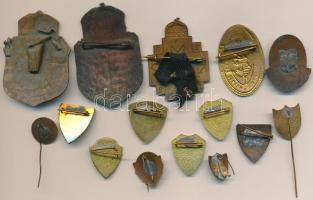 15db iskolajelvény, főleg régiek, zománcozott és jobb darabokkal T:vegyes