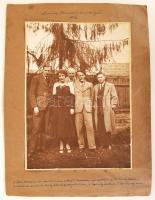 1933 Kodály Zoltán Hódmezővásárhelyen. A fotón Tóth Aladár az Operahéz igazgatója, Péczely Attila orvos, népzenekutató, muzeológus feleségével és Csépke Andor. Feliratozott fotó. Képméret: 16x26 cm