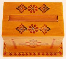 Díszített fa cigarettaadagoló, 11x12x7 cm