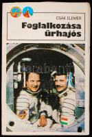 Csák Elemér: Foglalkozása űrhajós. Bp., 1980, Kossuth Könyvkiadó - Zrínyi Katonai Kiadó. Farkas Bertalan (1949- ) magyar űrhajós által dedikálva. Papírkötésben, jó állapotban.