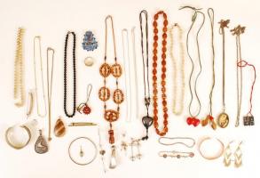 Bizsu tétel faragott fa dobozban (18 x 27 cm) benne: fülbevalók, medálok 4 db, kitűzők, gyűrű, karkö...