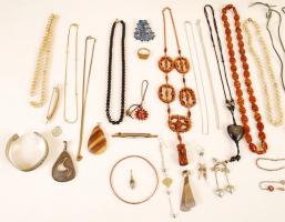 Bizsu tétel faragott fa dobozban (18 x 27 cm) benne: fülbevalók, medálok 4 db, kitűzők, gyűrű, karkö...