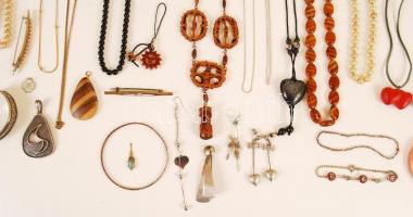 Bizsu tétel faragott fa dobozban (18 x 27 cm) benne: fülbevalók, medálok 4 db, kitűzők, gyűrű, karkö...