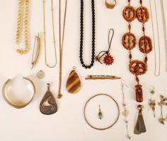 Bizsu tétel faragott fa dobozban (18 x 27 cm) benne: fülbevalók, medálok 4 db, kitűzők, gyűrű, karkö...