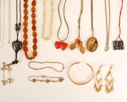 Bizsu tétel faragott fa dobozban (18 x 27 cm) benne: fülbevalók, medálok 4 db, kitűzők, gyűrű, karkö...