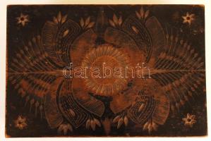 Bizsu tétel faragott fa dobozban (18 x 27 cm) benne: fülbevalók, medálok 4 db, kitűzők, gyűrű, karkö...