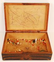 Bizsu tétel faragott fa dobozban (18 x 27 cm) benne: fülbevalók, medálok 4 db, kitűzők, gyűrű, karkö...