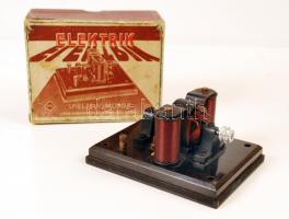 Elektromos játékmotor 4-6 V egyenáramra vagy 8-10 V váltóáramra kettős szíjtárcsával, működőképes állapotban