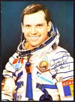 Dumitru Dorin Prunariu (1952-), az első és egyetlen román űrhajós aláírása az őt ábrázoló képeslapon / Dumitru Dorin Prunariu (1952-) Romanian cosmonaut's signature