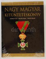 Bodrogi Péter, Molnár József, Zeidler Sándor: Nagy magyar kitüntetéskönyv. A magyar állam rendjelei és kitüntetései a Szent György-rendtől a Nagy Imre-érdemrendig. Bp., 2005, Rubicon. Bontatlan csomagolásban, kiadói kartonált kötés, védőborítóval, újszerű állapotban.