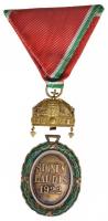 ~1930. "Magyar Koronás Nagy Aranyérem hadiszalagon, kisdíszítménye" aranyozott, zománcozot...