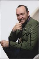 Kevin Spacey (1959-) 2-szeres Oscar-díjas amerikai színész, rendező, producer és forgatókönyvíró aláírása az őt ábrázoló fotón