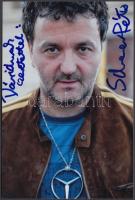 Scherer Péter (1961-) magyar színész aláírása az őt ábrázoló fotón