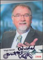 Vágó István (1949-) magyar televíziós személyiség, kvíz-műsorvezető aláírása az őt ábrázoló fotón