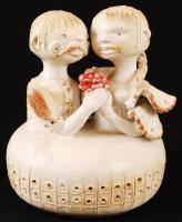 Kovács Éva (1938-): Szerelmes pár. Kézzel festett mázas kerámia, jelzett, nagyon apró máz hibákkal, m:20 cm, d:18 cm