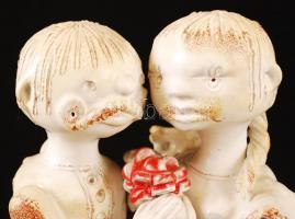 Kovács Éva (1938-): Szerelmes pár. Kézzel festett mázas kerámia, jelzett, nagyon apró máz hibákkal, ...