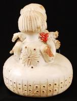 Kovács Éva (1938-): Szerelmes pár. Kézzel festett mázas kerámia, jelzett, nagyon apró máz hibákkal, ...