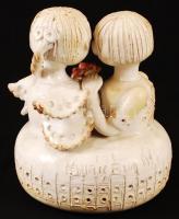 Kovács Éva (1938-): Szerelmes pár. Kézzel festett mázas kerámia, jelzett, nagyon apró máz hibákkal, ...