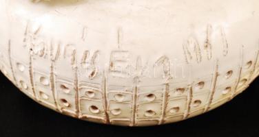 Kovács Éva (1938-): Szerelmes pár. Kézzel festett mázas kerámia, jelzett, nagyon apró máz hibákkal, ...