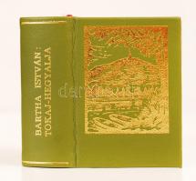 Bartha István: Tokaj-Hegyalja. A borkereskedés problémái és a szőlőőrzés szervezése a Hegyalján a XIX. század első felében. Miskolc, 1975. Minikönyv, 108. sorszámozott példány, készült 1000 számozott példányban, könyvárusi forgalomba nem került. Andruskó Károly (1915-2008) fametszeteivel illusztrálva. Aranyozott műbőr kötésben, jó állapotban.