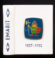 EMABIT 1857-1982. Az első magyar általános biztosító társaság megalakulásának 125. évfordulója. Szerk.: Boross Endre, Kovács Mihály. Miskolc, 1983. Minikönyv, 95. számozott példány, készült 800 példányban, könyvárusi forgalomba nem került. Színes fémplakettel díszített műbőr kötésben, jó állapotban.