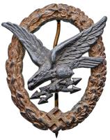 Német 3. Birodalom 1935. "Fedélzeti Rádiós és Lövészjelvény" ezüstözött cink jelvény hátoldalon "C.E. Junker - Berlin SW 68" gyártói jelzéssel, függőleges tűvel (52x42mm) T:2- German Third Reich 1935. "Gunner and Radio Operators badge" silver plated zinc badge with makers mark "C.E. Junker - Berlin SW 68" (52x42mm) C:VF