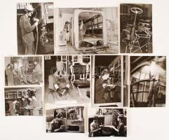 cca 1970 Régi autóbuszok javítását bemutató fotók, 10 db, 11x8 cm és 18x13 cm közötti méretekben