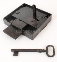 Régi működőképes kapuzár kulccsal, 15x13 cm