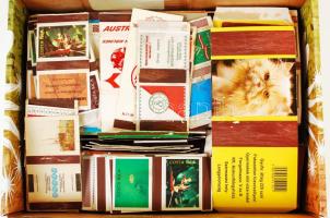 cca 800 db gyufacímke, gyufásdoboz vegyesen, közte családi csomag, valamint több érdekes sorozat: or...