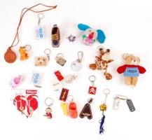 Kulcstartó tétel, benne plüss figurás-, mesefigurás-, fém- és bőrből készült-, valamint bontatlan kulcstartók, összesen: 25 db
